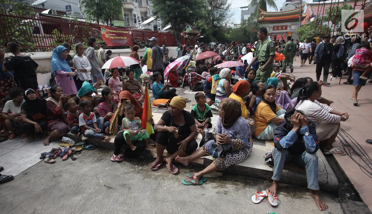 Sejumlah pengemis menunggu sedekah Imlek di depan Wihara Dharma Bhakti, Petak Sembilan, Jakarta, Jumat (16/2 Mereka datang dari pelosok Jakarta, mengharapkan angpao dari para pengunjung yang datang untuk bersembahyang. (Liputan6.com/Arya Manggala)