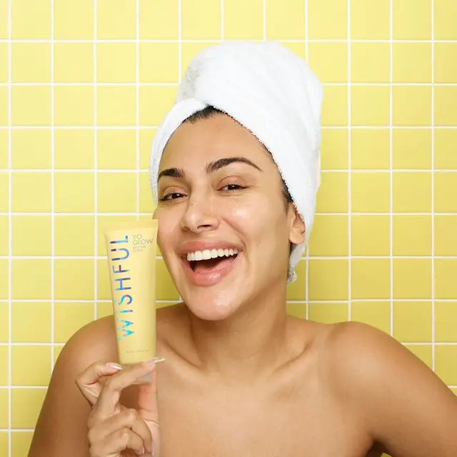 Pilihan Scrub Ringan untuk Mencerahkan Kulit dari Huda Kattan