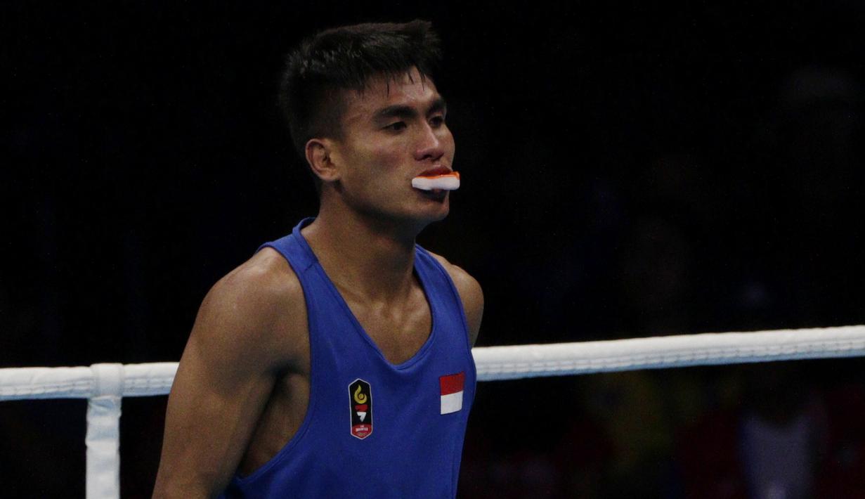 Petinju Indonesia, Farrand Papendang, saat melawan petinju Thailand, Khunatip Pidnuch, pada semifinal kelas 60 kg SEA Games 2019 di PICC Forum, Manila, Minggu (8/12). Farrand kalah dengan poin 139-146. (Bola.com/M Iqbal Ichsan)