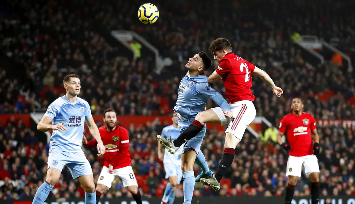 Pemain Manchester United, Daniel James, duel udara dengan pemain Burnley, Matthew Lowton, pada laga Premier League di Stadion Old Trafford, Kamis (23/1/2020). Manchester United takluk 0-2 dari Burnley. (AP/Martin Rickett)
