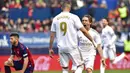 Pemain Real Madrid, Luka Modric bersama Karim Benzema merayakan gol ke gawang Osasuna pada laga La Liga di Stadion El Sadar, Minggu (9/2/2020). Real Madrid menang 4-1 atas Osasuna. (AP/Alvaro Barrientos)