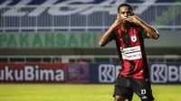 Penyerang Persipura Jayapura, Ramai Melvin Rumakiek melakukan selebrasi usai mencetak gol penyeimbang 1-1 saat laga pekan pertama BRI Liga 1 2021/2022 melawan Persita Tangerang di Stadion Pakansari, Bogor, Sabtu (28/08/2021). Persipura kalah 1-2. (Bola.co