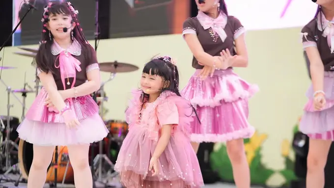 6 Potret Centil Menggemaskan Ameena Atta Manggung Bareng Girlband Cilik, Terlihat Lincah dengan Dress Tutu Pink