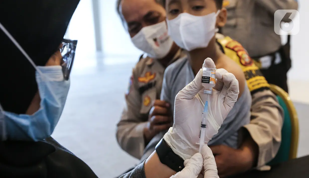 Tenaga medis bersiap melakukan vaksinasi anak umur 6-11 tahun di Lippo Mall Kemang, Jakarta, Minggu (16/01/2022). Kegiatan vaksinasi yang digelar serentak di 6 Lippo Malls di wilayah Jabodetabek diselenggarakan selama 2 hari pada tanggal 15 dan 16 Januari. (Liputan6.com/Fery Pradolo)