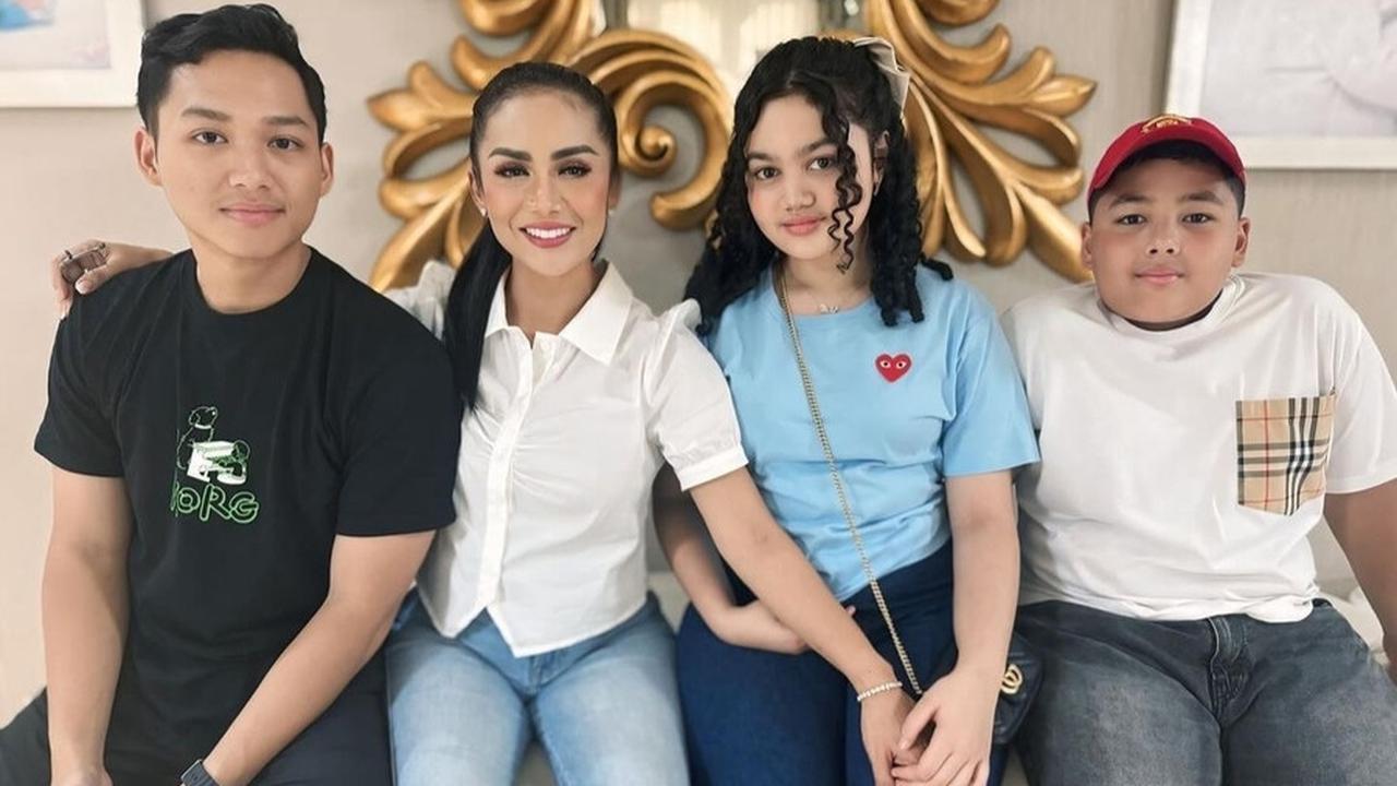 Dapat Dukungan dari Sang Ibu dan Kedua Adiknya