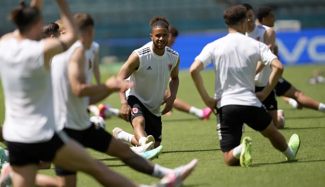 Para pemain Wales melakukan peregangan selama sesi latihan tim di Stadion Olimpiade Baku di Baku, Azerbaijan, Jumat (11/6/2021). Pertandingan kedua Grup A Euro 2020 akan mempertemukan antara Wales vs Swiss pada Sabtu malam (12/6). (AP Photo/Darko Vojinovic)