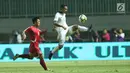 Pemain belakang Indonesia U-23, Ricky Fajrin S (kanan) berebut bola dengan pemain Korea Utara, Kim Kum Chol pada laga PSSI Anniversary Cup 2018 di Stadion Pakansari, Kab Bogor, Senin (30/4). Babak pertama imbang 0-0. (Liputan6.com/Helmi Fithriansyah)