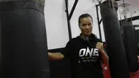 Petarung MMA, Lumban Gaol, berpose usai latihan di Syena Martial Arts, Jakarta, Rabu (16/1). Latihan ini merupakan persiapan jelang laga One Championship pada Sabtu (19/1) mendatang di Istora Senayan. (Bola.com/M. Iqbal Ichsan)
