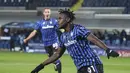 Penyerang Atalanta, Duvan Zapata berselebrasi usai mencetak gol ke gawang Ajax pada pertandingan grup D Liga Champions di Stadion Gewiss di Bergamo, Italia, Selasa (27/10/2020). Atalanta bermain imbang 2-2 atas Ajax. (Stefano Nicoli/LaPresse via AP)