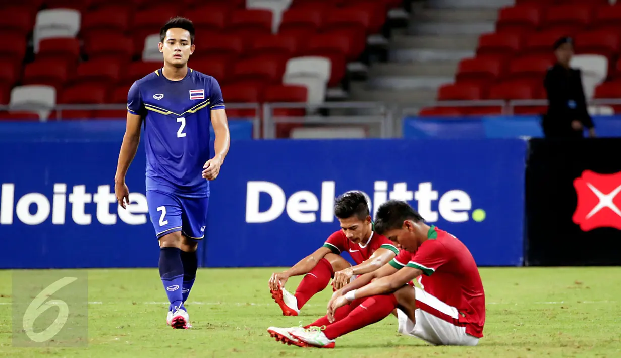 Pemain timnas Indonesia U-23, Ahmad Nufiandani dan Syaiful Indra Cahya terduduk usai dikalahkan Thailand dalam semifinal sepak bola SEA Games ke-28 di National Stadium Singapore, Sabtu (13/6/2015). Indonesia kalah 0-5. (Liputan6.com/Helmi Fithriansyah)