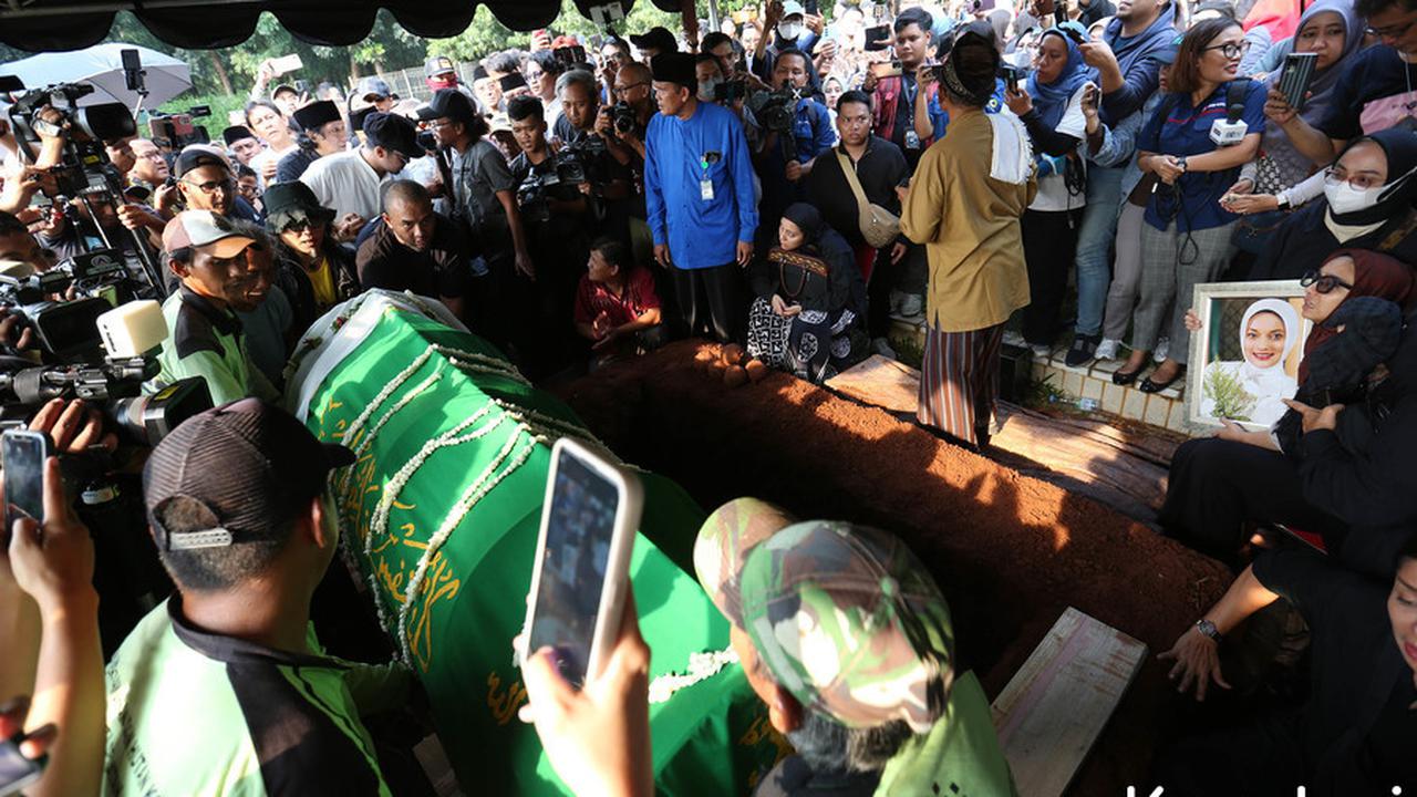 9 Potret Ikang Fawzi di Pemakaman Marissa Haque, Lantunkan Azan dalam Liang Lahad
