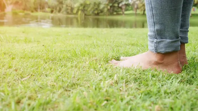 Grounding Punya Manfaat bagi Kesehatan Tubuh, Simak Cara Melakukannya