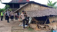 Rumah pondokan berdaun nipah di dua desa di Kabupaten Ogan Ilir Sumsel dirobohkan, karena menjadi tempat transaksi narkoba dan judi sabung ayam (Liputan6.com / Nefri Inge)