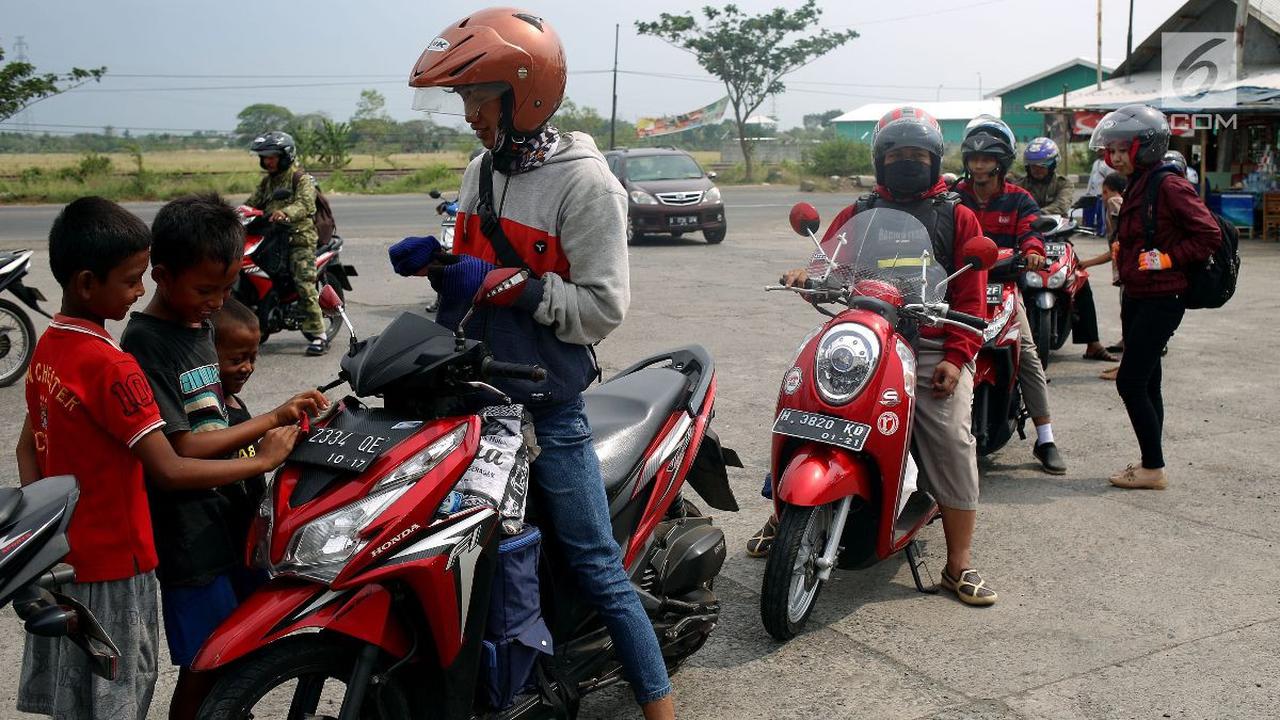 7 Cara Membonceng Anak dengan Aman di atas Sepeda Motor