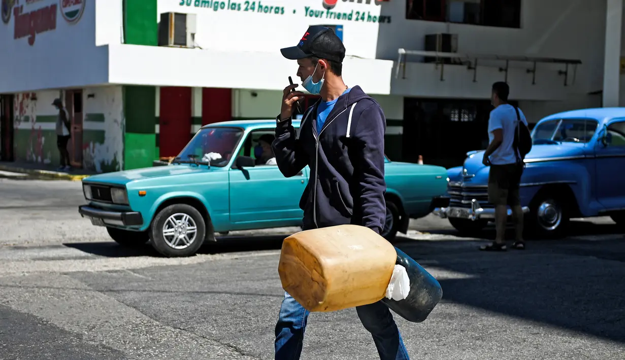 Warga antre untuk mengisi bahan bakar di sebuah pompa bensin di Havana, Kuba, 22 Maret 2022. Dalam beberapa hari terakhir mendapatkan bensin menjadi mimpi buruk di Kuba, sebagian besar karena rendahnya produksi dari pemasoknya di Venezuela. (YAMIL LAGE/AFP)