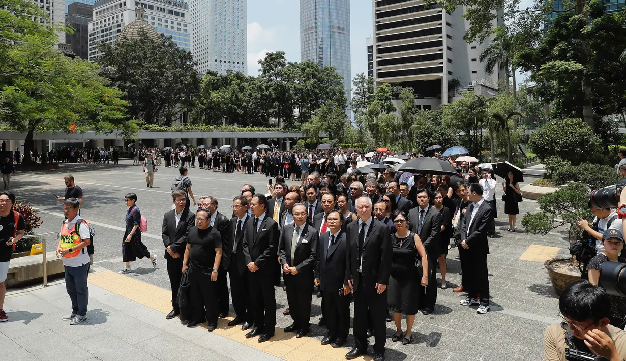 Pengacara berkumpul selama saat berdemonstrasi di Hong Kong, Rabu (7/8/2019). Para pengacara mengenakan jas berwarna hitam senada dengan gerakan massa prodemokrasi. (AP Photo/Kin Cheung)