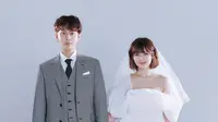 Pada potret lain, artis tersebut terlihat mengenakan gaun mini putih dengan detail rok balon yang apik dan veil bagai pengantin. Kemudian Yong Jun Hyung mengenakan setelan kotak-kotak dan kaus putih. [@hyunah_aa].