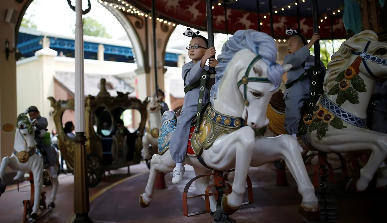 Sejumlah Anak yang kesempatan untuk mengalami kehidupan sebagai biksu selama dua minggu menikmati permainan di taman hiburan Everland, Yongin, Korea Selatan, (9/5). (REUTERS / Kim Hong-Ji)