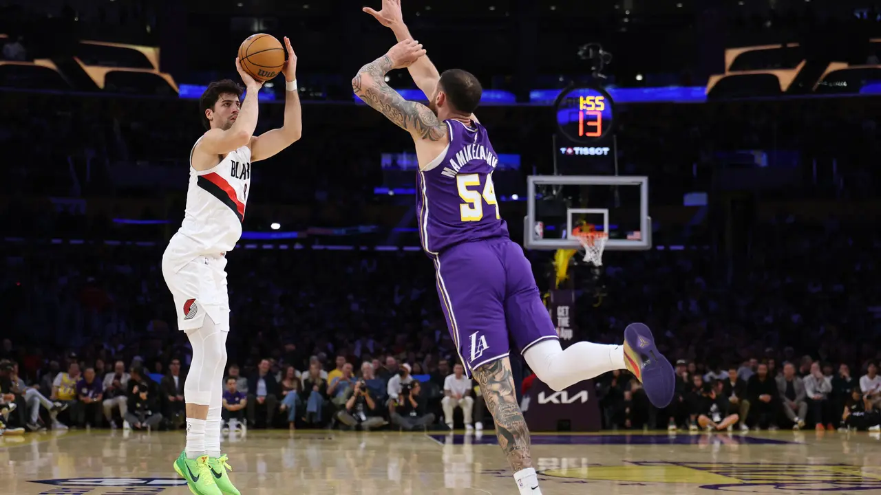 Pemain Blazers asal Israel Dani Avdija mencetak tembakan tiga angka melawan Lakers di lanjutan NBA 2026/2027