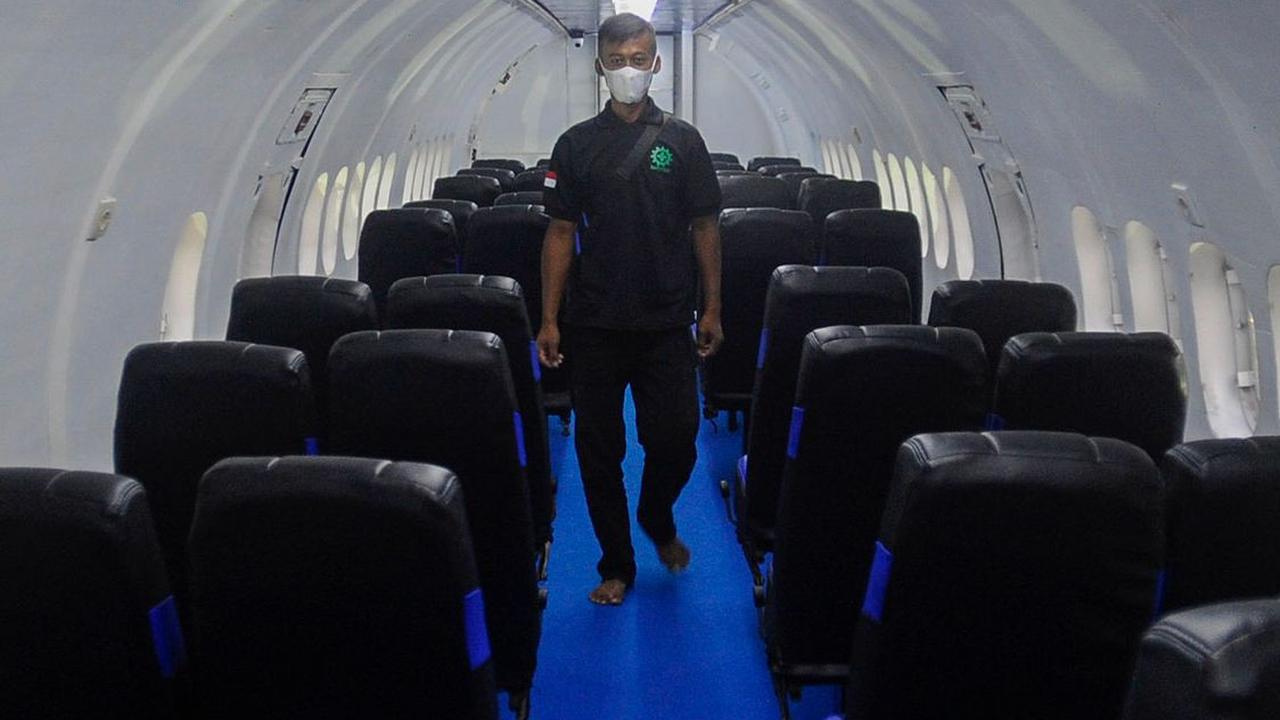 Suasana kabin pesawat jenis ATP ini juga terlihat dilengkapi kursi penumpang yang masing-masing terdapat dua kursi pada sisi kiri maupun kanan.