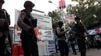 Polisi bersenjata laras panjang memengamankan pemindahan dan penempatan napi teroris dari Mako Brimob ke Nusakambangan. (Foto: Liputan6.com/Muhamad Ridlo)