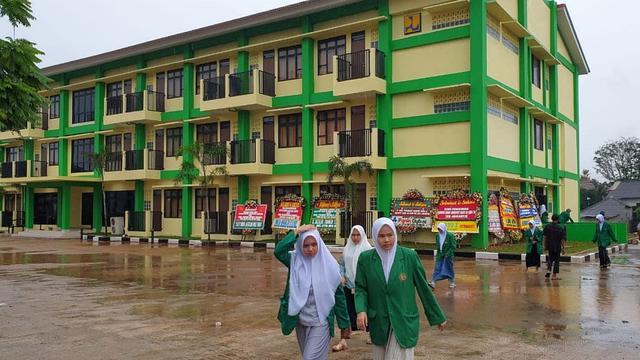 Wakil Presiden (Wapres) KH Ma'ruf Amin meresmikan rumah susun sewa (Rusunawa) Institut Ilmu Al Quran (IIQ) di Pamulang, Tangerang Selatan, Banten. (Dok Kementerian PUPR)