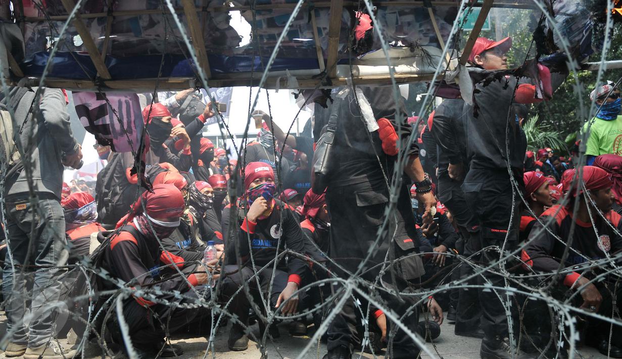 Tidak Bisa Mendekat Istana Negara, Buruh Bakar Keranda ...