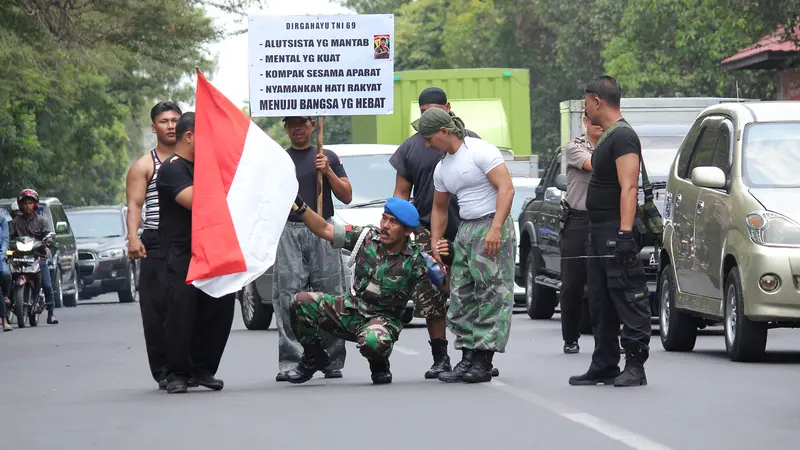 Kopral Bagyo melakukan aksi jalan jongkok di Solo