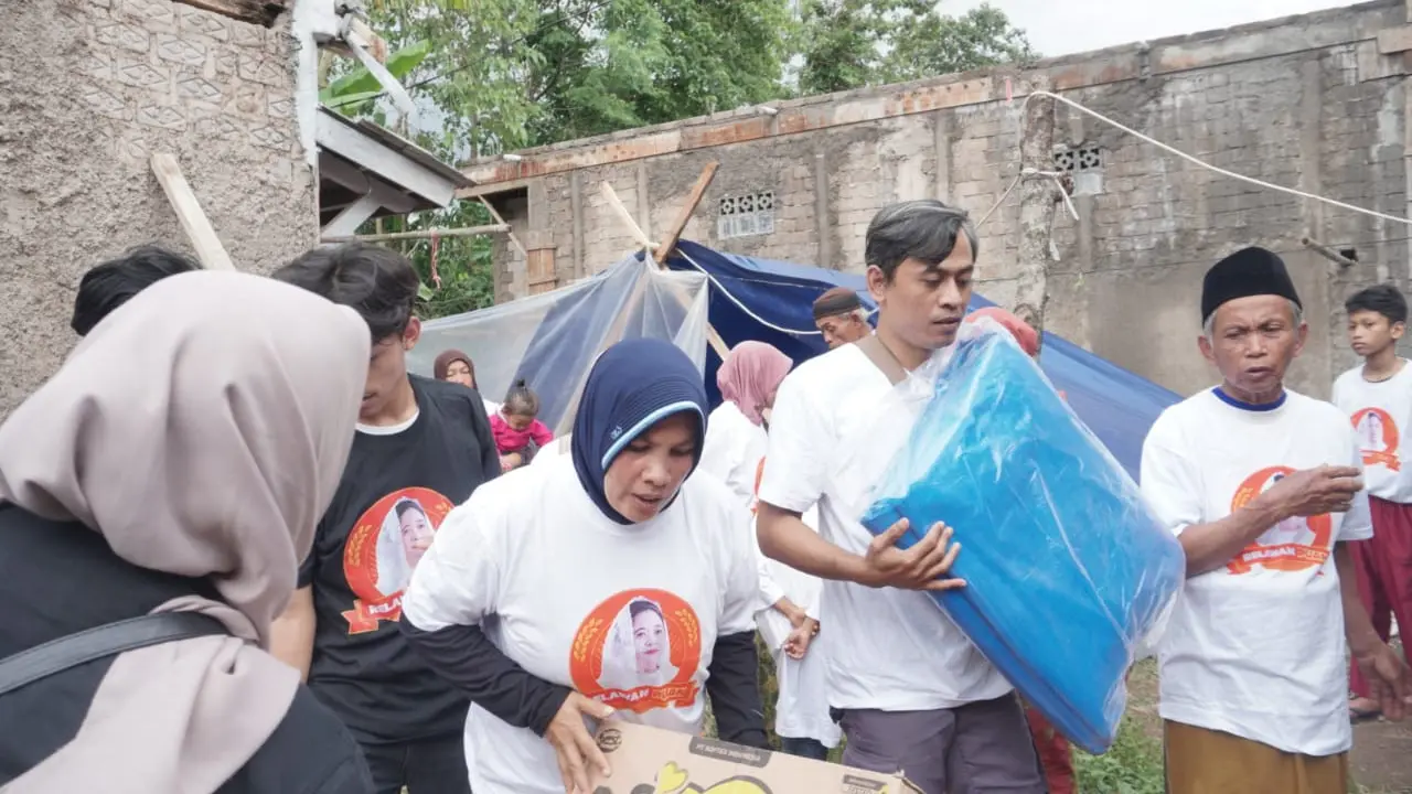 Relawan Puan membagikan bantuan untuk korban gempa Cianjur. (Istimewa)
