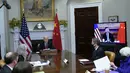 Presiden Joe Biden didampingi Menteri Keuangan Janet Yellen dan Menteri Luar Negeri Antony Blinken bertemu secara virtual dengan Presiden China Xi Jinping dari Ruang Roosevelt Gedung Putih di Washington, Senin (15/22/2021). (AP Photo/Susan Walsh)
