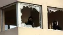 Pasukan keamanan Afghanistan berdiri di sebuah bangunan di Kabul, Afghanistan (15/1). Menurut pejabat setempat, seorang pembom bunuh diri Taliban meledakkan kendaraan bermuatan bahan peledak pada Senin malam. (AP Photo/Rahmat Gul)