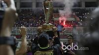 Para Pemain Arema FC merayakan keberhasilan meraih juara Piala Presiden 2017 bersama Aremania di Stadion Pakansari, Bogor, Minggu (12/3/2017). (Bola.com/Nicklas Hanoatubun)