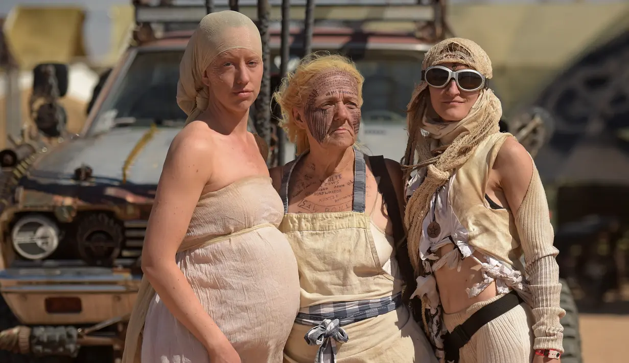 Peserta berdandan ala karakter Miss Giddy dalam film Mad Max mengikuti Wasteland Weekend di Gurun Mojave, North Edwards, California, AS, Sabtu (28/9/2019). (Agustin Paullier/AFP)