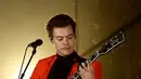 Kejadian tersebut kabarnya terekam dalam sebuah video yang kemudian menjadi viral di media sosial. Para penggemarnya pun tak terima Harry Styles diperlakukan seperti itu dengan meramaikannya dengan tagar #RespectHarry. (AFP/Kevin Winter)