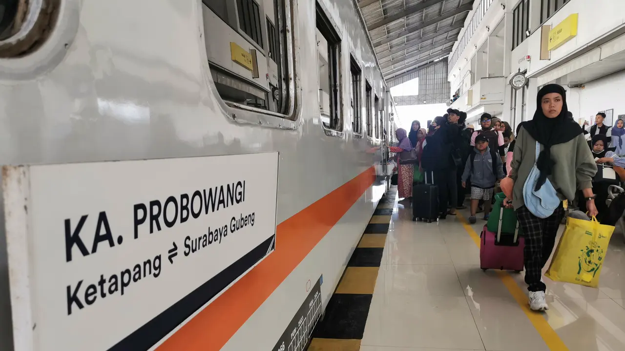Penumpang Kereta api segera memasuki kereta  di Stasiun Jember (Istimewa)