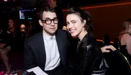 Jack Antonoff dan Margaret Qualley pada 2022. (Emma McIntyre / GETTY IMAGES NORTH AMERICA / Getty Images via AFP)