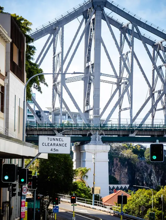 Sebuah jalan sepi terlihat di Brisbane, Australia (30/6/2021). Kota itu menjadi sunyi karena dari penguncian dengan Australia memerangi wabah varian Delta yang sangat menular dari Covid-19. (AFP/Patrick Hamilton)