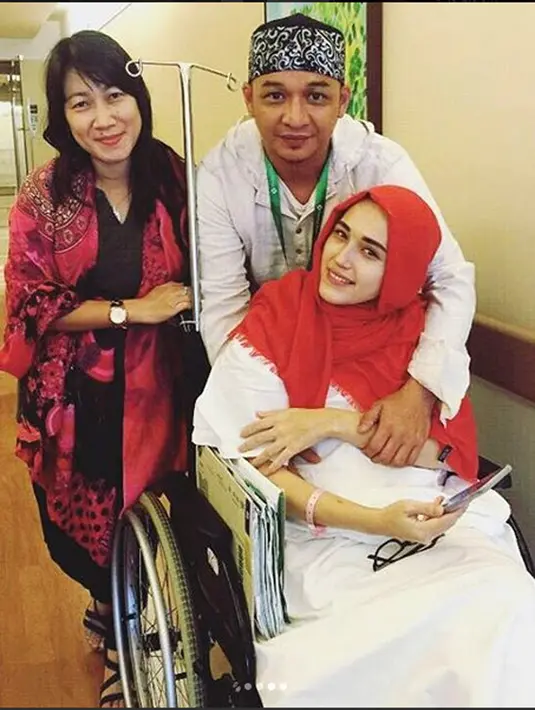 "Alhamdulillah yang ditunggu-tunggu telah tiba ya, saya kira ini jadi kebahagiaan buat kita sekeluarga, kebetulan ini yang ditunggu-tunggu, tiga anak kami laki-laki, dan sekarang dapat putri," ungkap Pasha di RSPI, Jakarta Selatan, Jumat (21/4/2017).