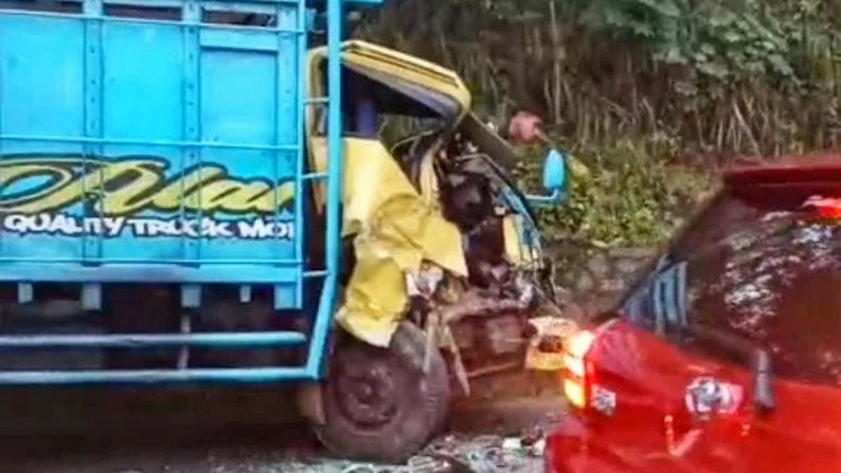 Kronologi Truk Oleng Hantam Colt Diesel di Sukabumi