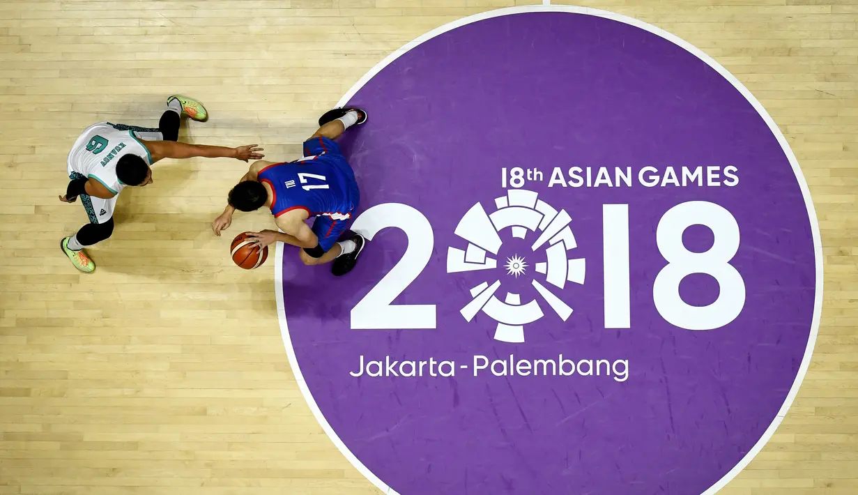Pebasket Filipina, Christopher Tiu, berusaha melewati pebasket Kazakhstan, Shaim Zuanov, pada laga Asian Games di Hall Basket, GBK, Jakarta, Kamis (16/8/2018). (AFP/Lillian Suwanrumpha)