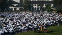 Ribuan warga melaksanakan salat id di Lapangan Gasibu, Kota Bandung, Rabu (5/6/2019). (Huyogo Simbolon)