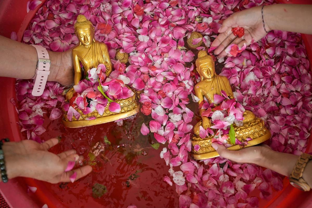 FOTO: Ritual Pembersihan Patung Buddha Sambut Tahun Baru Imlek