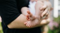Pemberian ASI penuh haru minimal 6 bulan umur anak. (unsplash.com/@sickhews)