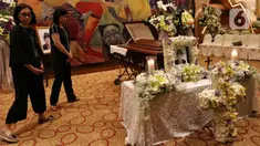 Keluarga dan kerabat berkumpul dekat peti jenazah almarhum pengusaha Ciputra saat disemayamkan di Gedung Ciputra Artpreneur, Jakarta, Kamis (28/11/2019). Pendiri Ciputra Group tersebut meninggal pada usia 88 tahun di Rumah Sakit Gleneagles, Singapura. (Liputan6.com/Johan Tallo)