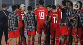 Pelatih Shin Tae-Yong (bertopi) menyalami pemain timnas Indonesia U-20 usai laga kualifikasi Piala Asia U-20 grup F melawan Yaman di Stadion Madya, Kompleks Gelora Bung Karno, Jakarta, Minggu (29/9/2024). (Liputan6.com/Angga Yuniar)