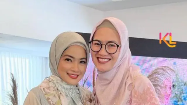 Titi Kamal mencuri perhatian netizen karena tampil cantik dengan menggunakan hijab di acara Laudya Chyntia Bella. Yuk, intip potretnya