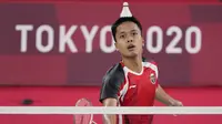 Anthony Sinisuka Ginting sukses mengalahkan Gergely Krausz pada pertandingan perdananya. Dirinya langsung berhasil menangkan dua gim dengan skor 21-13 dan 21-8. (Foto: AP/Dita Alangkara)