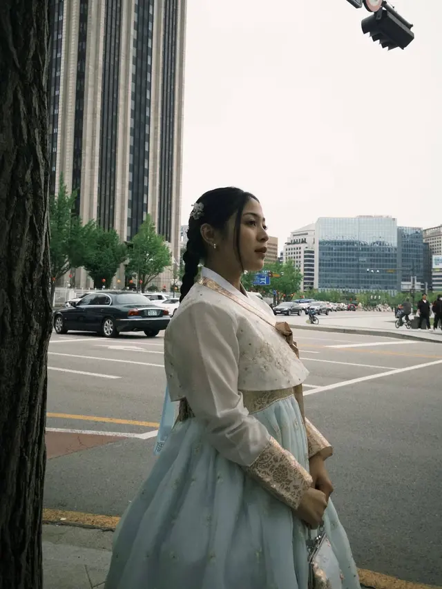 Sisi Lain Bernadya Ribka yang Tampil Anggun Berbalut Hanbok Bernuansa Cerah