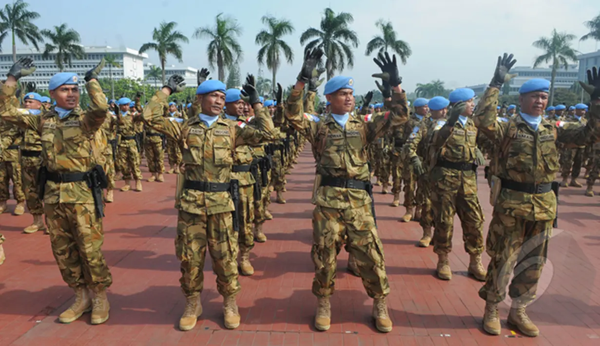 Prajurit TNI saat melakukan yel-yel penyemangat sebelum pelepasan prajurit TNI ke Darfur, Jakarta, Rabu (18/2/2015). Sejumlah 800 prajurit TNI siap diberangkatkan ke Darfur  sebagai pasukan perdamaian PBB. (Liputan6.com/Herman Zakharia)