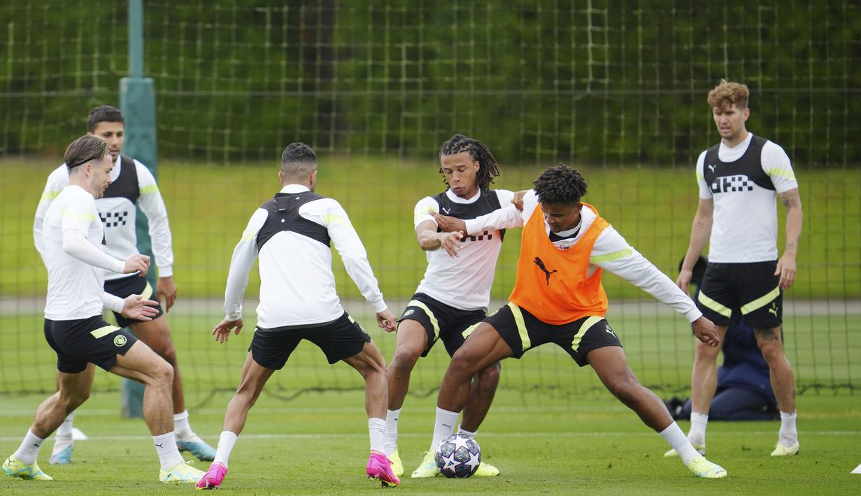 Para pemain Manchester City mengikuti sesi latihan jelang laga final Liga Champions di Manchester, Selasa (6/6/2023). Manchester City akan berhadapan dengan Inter Milan di Stadion Olimpiade Ataturk, Turki, Minggu (11/6/2023), Pukul 02.00 WIB. (AP Photo/Jon Super)